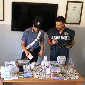 Due Carabinieri repertano i prodotti sequestrati