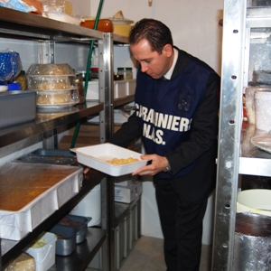 Un Carabiniere del NAS ispeziona la cella frigo di una mensa