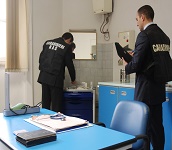 carabinieri dell NAS durante un controllo ad uno studio medico