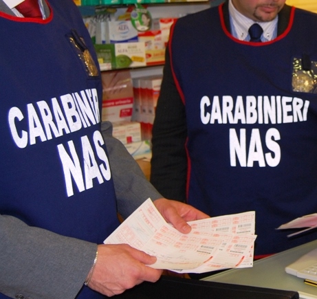 Carabinieri del NAS durante un'attività ispettiva presso una farmacia