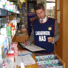 Carabinieiri del NAS durante un'attività di verifica presso una farmacia