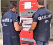 Carabinieri del NAS che controllano un distributore automatico
