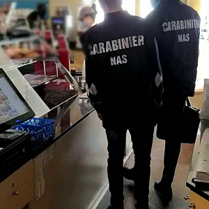 Carabinieri NAS durante un'attività ispettiva in un bar di ospedale