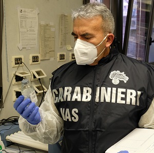 Carabinieri del NAS durante un controllo ai vaccini anticovid 19