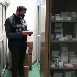 Carabinieri NAS durante un controllo ad una farmacia