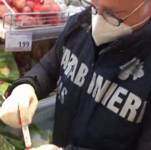 Carabinieri NAS durante prelievo di tamponi in un supermercato