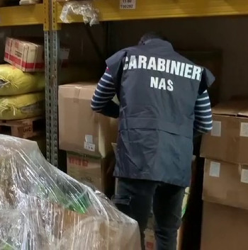 Carabinieri NAS durante un sequestro di farmaci illegali