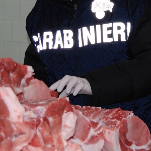 Carabinieri NAS durante un controllo a prodotti carnei