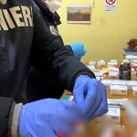 Carabinieri NAS durante un sequestro di farmaci