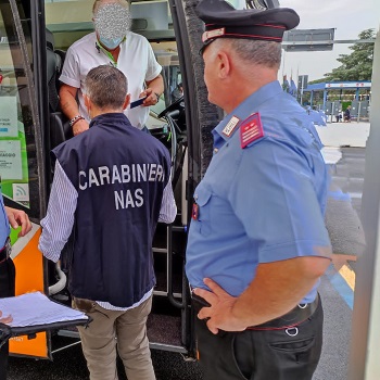Carabinieri NAS durante un controllo ai "green pass" sui bus di linea
