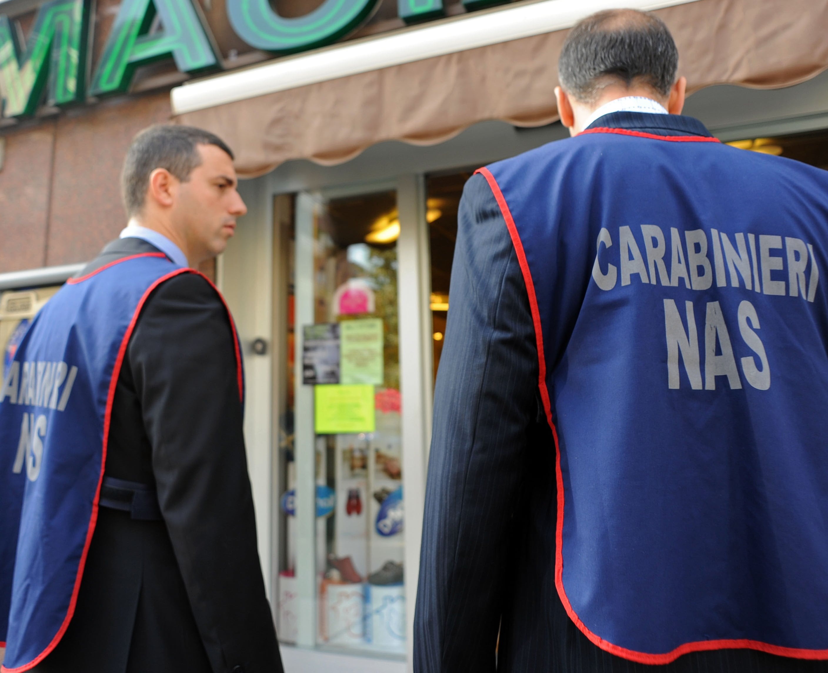 Due carabinieri del NAS nel corso di un controllo ad una farmacia
