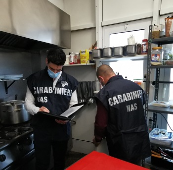 I NAS ispezionano la cucina di un ristorante