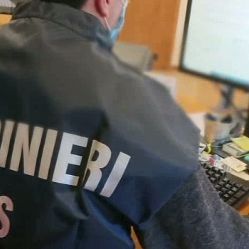 Carabinieri NAS durante un monitoraggio di siti web 