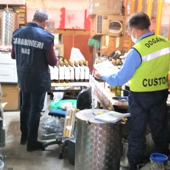 Carabinieri NAS e funzionari delle Dogane sequestrano una fabbrica clandestina di liquorii