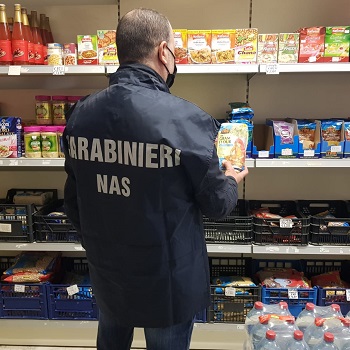 Carabinieri del NAS durante un'attività ispettiva in un supermarket
