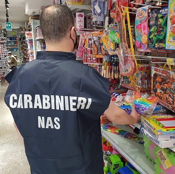 Carabinieri NAS durante un'attività ispettiva presso un commerciante di giocattoli