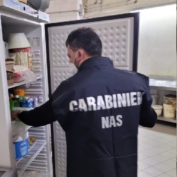 I NAS ispezionano il frigorifero di un ristorante