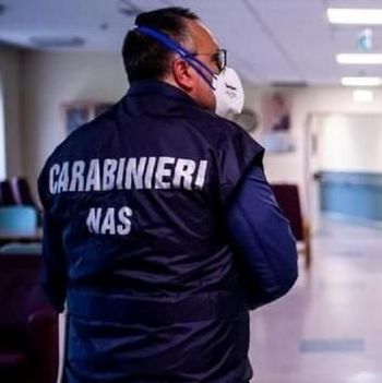 Carabinieri NAS durante un controllo in una struttura sanitaria