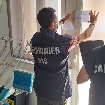 Carabinieri del NAS appongono i sigilli del sequestro ad uno studio dentistico abusivo