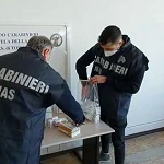Carabinieri NAS durante un controllo al settore dei farmaci anabolizzanti