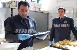 Carabinieri durante un controllo alimentare
