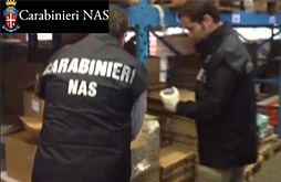 Immagine di carabinieri dei NAS che controllano confezioni di sgombro