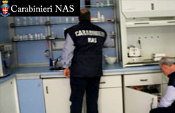 Immagine di carabinieri dei NAS che controllano confezioni di farmaci