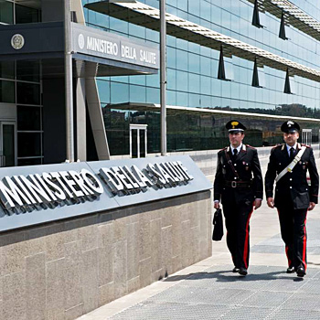 immagine di due carabinieri dei NAS davanti alla sede del Ministero 