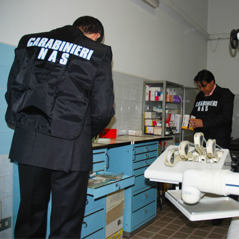 Carabinieri NAS durante un'ispezione a uno studio dentistico