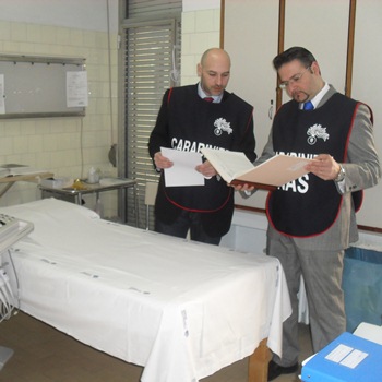 immagine di archivio con carabinieri NAS in uno studio medico