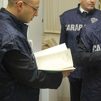 immagine di archivio con carabinieri NAS che consultano documenti