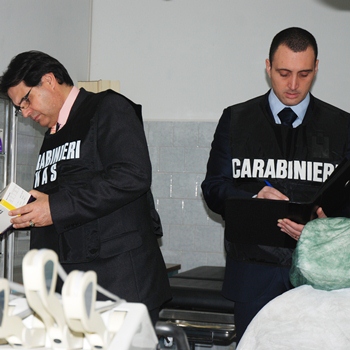 immagine di archivio di carabinieri in uno studio dentistico
