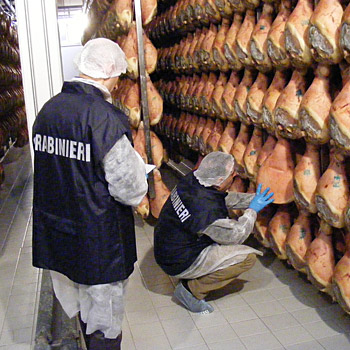 immagine di archivio di carabinieri NAS che controllano prodotti alimentari