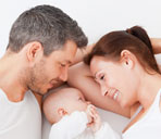 Immagine raffigurante un neonato con i suoi genitori