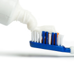 Immagine raffigurante un dentrifricio e uno spazzolino