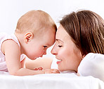 Immagine raffigurante un neonato che gioca con la mamma