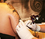 Immagine raffigurante un tatuatore al lavoro