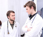 Immagine raffigurante due medici