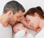 immagine di due genitori con il proprio bambino neonato