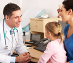 Immagine raffigurante dei pazienti che consultano un medico