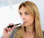 Immagine di una ragazza che fuma una sigaretta elettronica