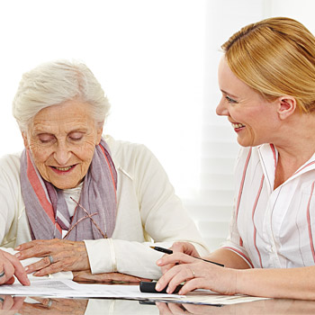 immagine di una donna anziana assistita da una operatrice sanitaria
