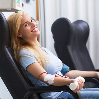 immagine di una donna che sta donando il sangue