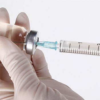 immagine in primo piano di una siringa con un vaccino