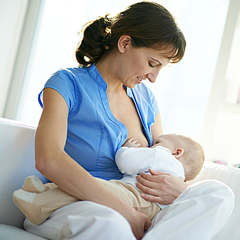immagine di una donna che allatta il proprio bambino
