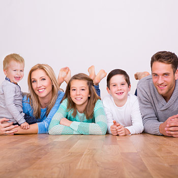 immagine di una famiglia sorridente