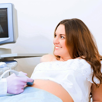 immagine di una donna incinta durante una ecografia