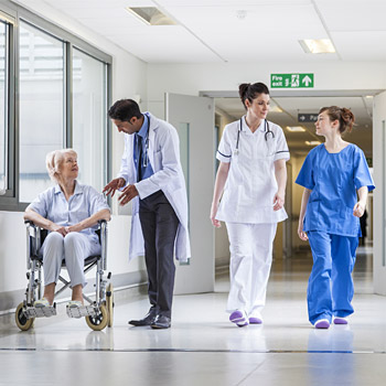 foto con personale sanitario e pazienti in corridoio di ospedale