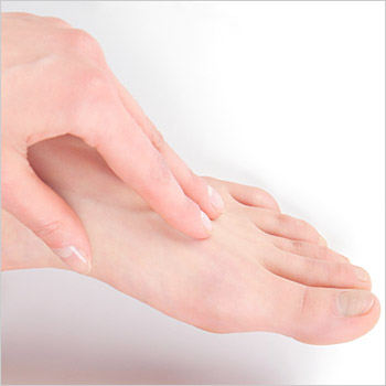 immagine di una mano che tocca un piede
