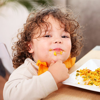 immagine di una bambina che mangia